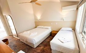 Bateau Bay Hotel